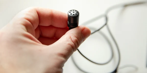microfon ascuns mic shutterstock 2138678309 jpg