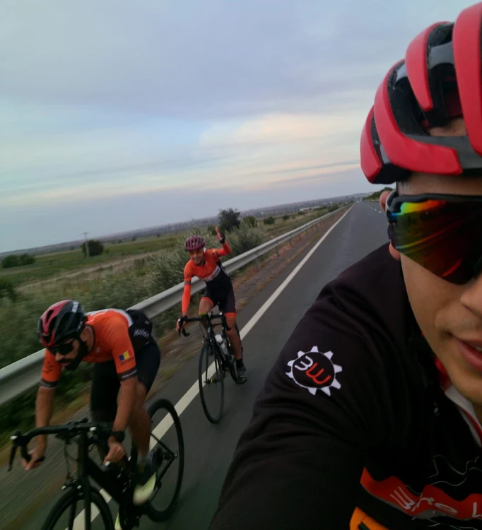 Cicloturismul nu are farmec dacă nu ai prietenii alături de tine FOTO Asociația Bike Works