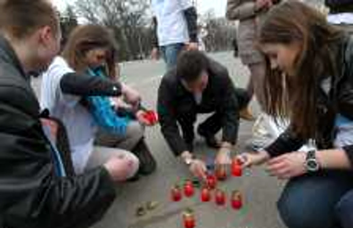 Tinerii liberali au aprins lumânări în locum unde a fost omorât Valeriu Boboc. FOTO Tudor Iovu