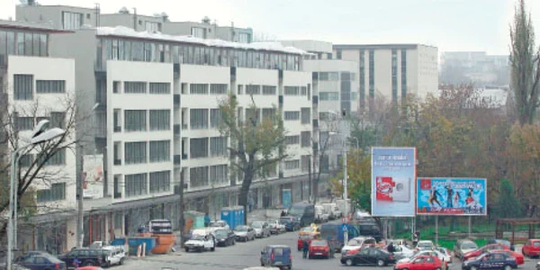 În vecinătatea parcului din centrul Capitalei se află atât cartiere rezidenţiale, cât şi clădiri de birouri şi spaţii industriale  