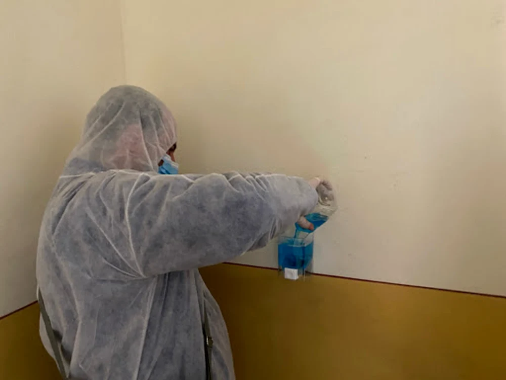 Și la Pitești se pun recipientele pentru dezinfectant în scările de bloc