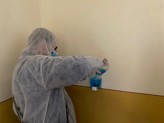 Și la Pitești se pun recipientele pentru dezinfectant în scările de bloc
