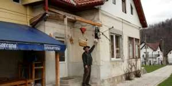 Gelu Morgan îşi serveşte clienţii cu bunătăţi pe calea aerului