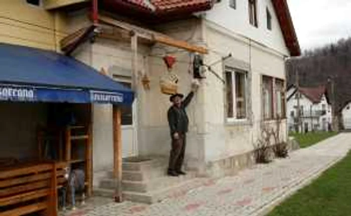 Gelu Morgan îşi serveşte clienţii cu bunătăţi pe calea aerului