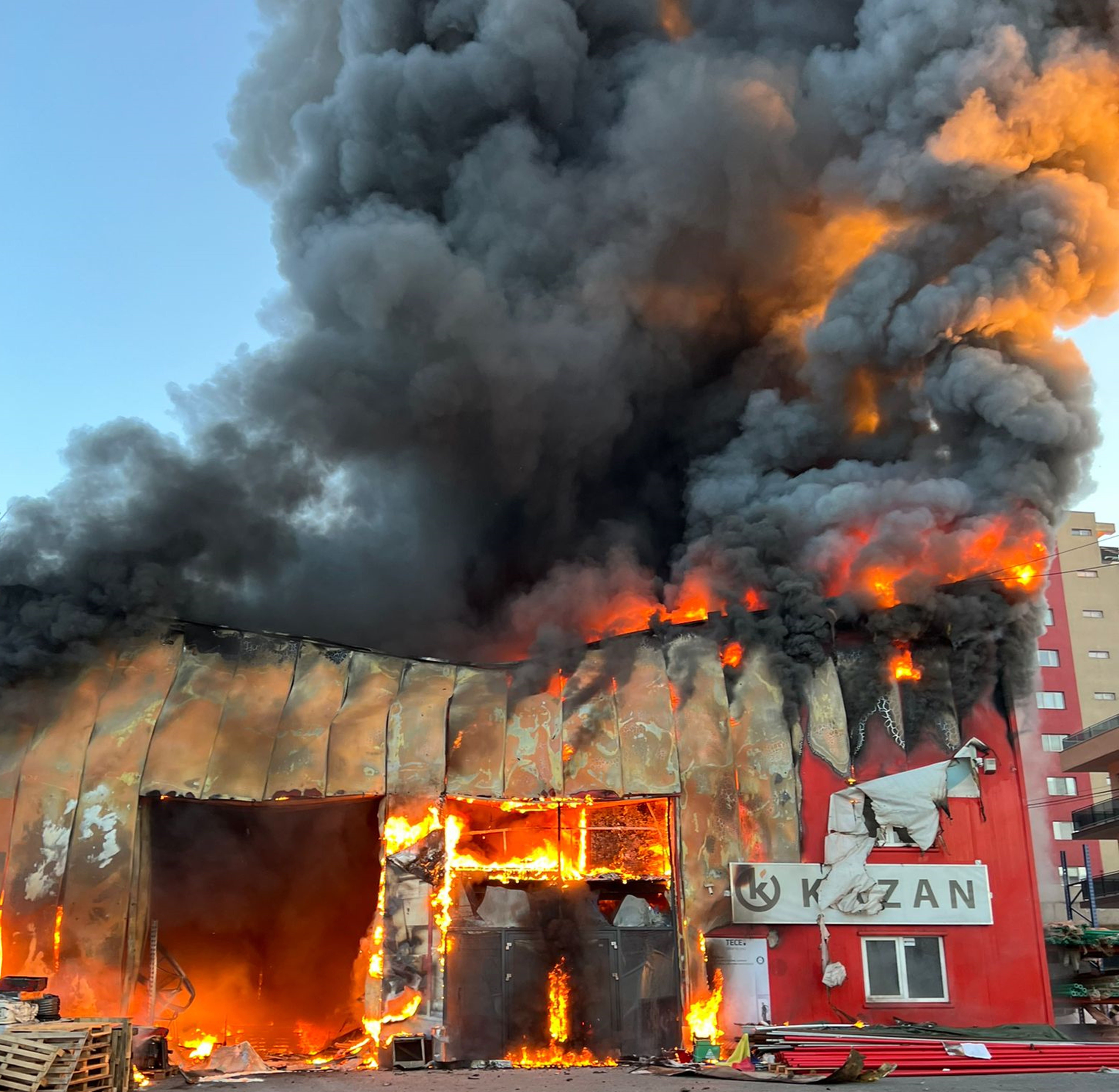 Incendiu de proporții la un depozit de legume din Brăila. Pompierii au intervenit cu opt autospeciale cu apă și spumă