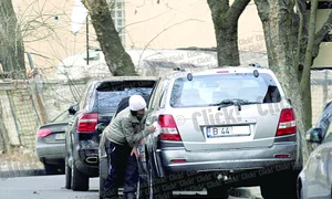 “Il Luce” a angajat o spălătoare  profesionistă, care se descurcă  într o mână cu buretele şi în  cealaltă cu ţigara jpeg