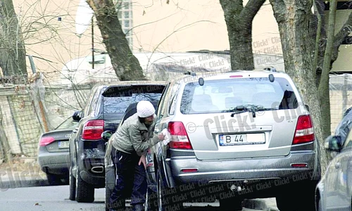 “Il Luce” a angajat o spălătoare  profesionistă, care se descurcă  într o mână cu buretele şi în  cealaltă cu ţigara jpeg