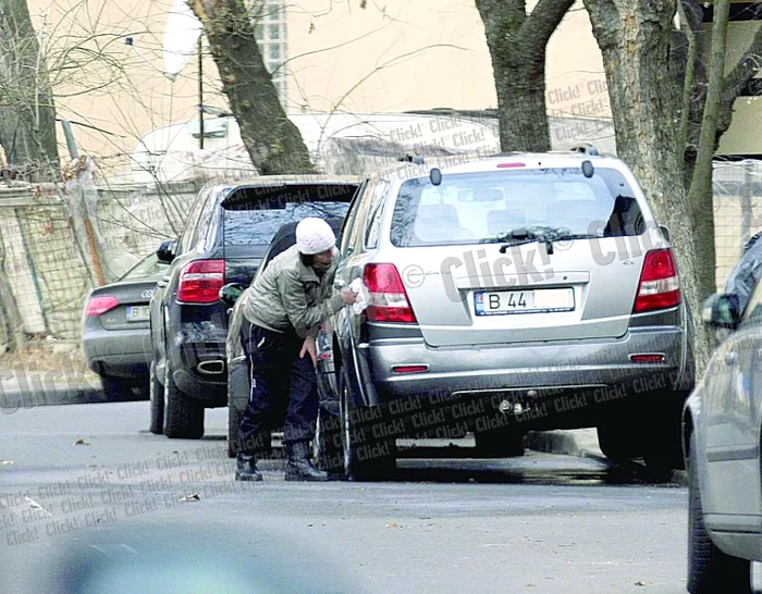 “Il Luce” a angajat o spălătoare  profesionistă, care se descurcă  într-o mână cu buretele şi în  cealaltă cu ţigara