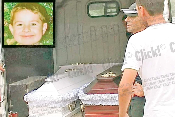 Joi dimineaţă, Cristian Roşu a intrat intenţionat  sub un tir cu maşina  în care se aflau copiii (Fotografii: Andreea Mitrache)