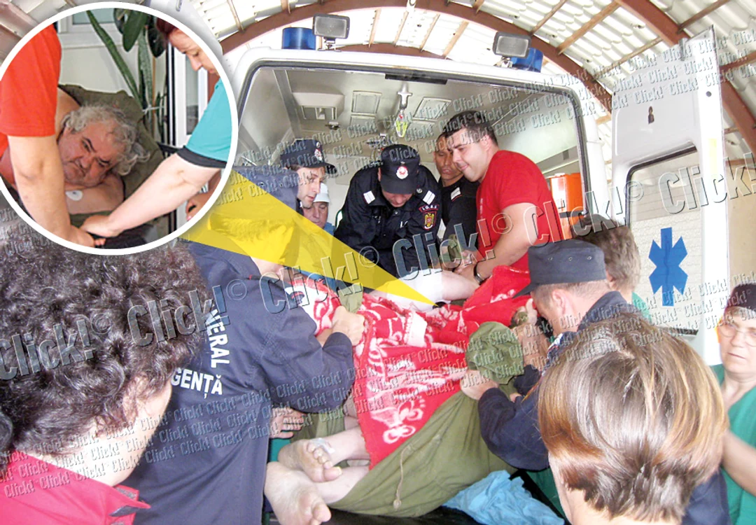
    Pompierii şi cadrele medicale şi-au unit forţele şi au reuşit să urce obezul  în ambulanţă  