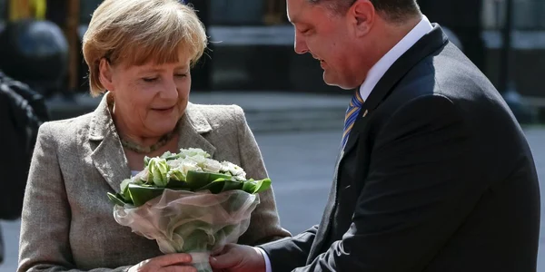 Preşedintele Ucrainei Petro Poroşenko o întâmpină cu flori pe Angela Merkel
