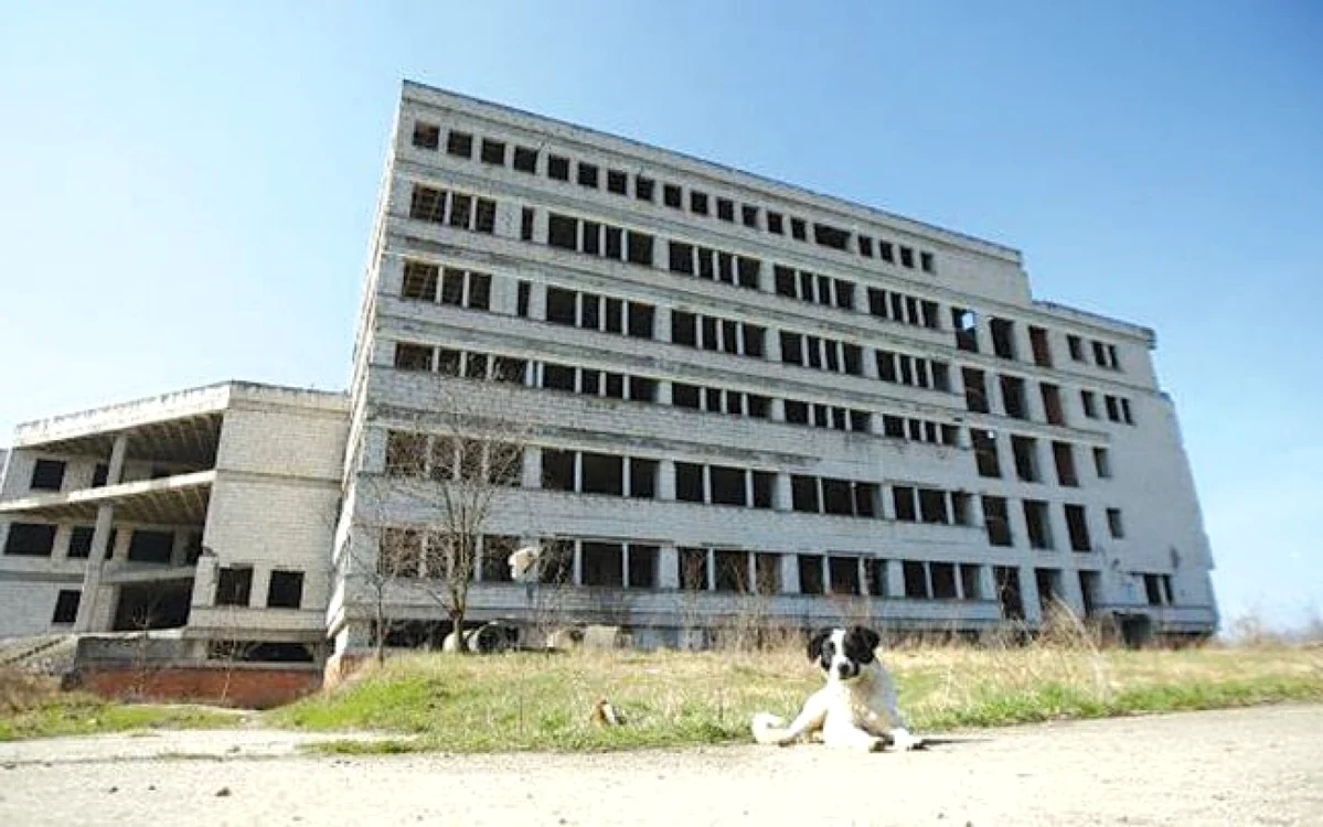 Ceea ce trebuia să fie un spital nou a rămas o ruină. Mai mult decât atât, termopanele şi caloriferele au dispărut, iar autorităţile nici măcar nu ştiu cine era responsabile de ele FOTO Arhivă
