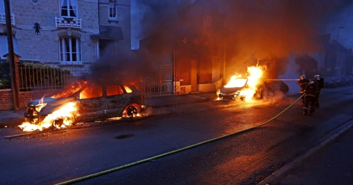 Maşini incendiate în oraşul francez Comăiegne