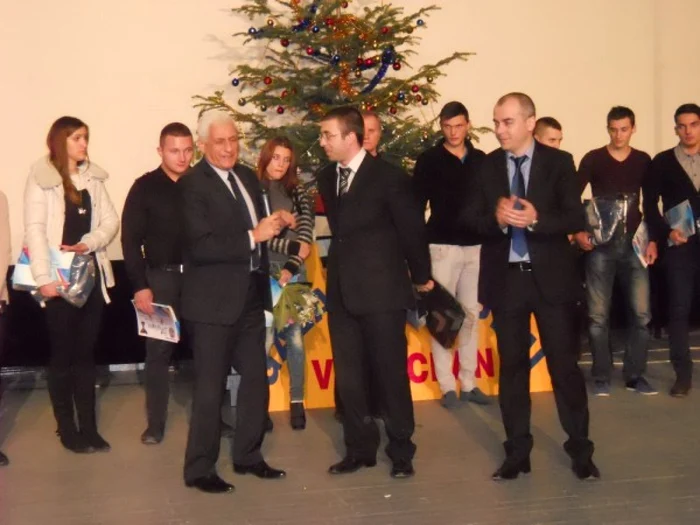 Alin Moldoveanu a primit o plachetă din partea organizatorilor  Foto: Petrică Butuc