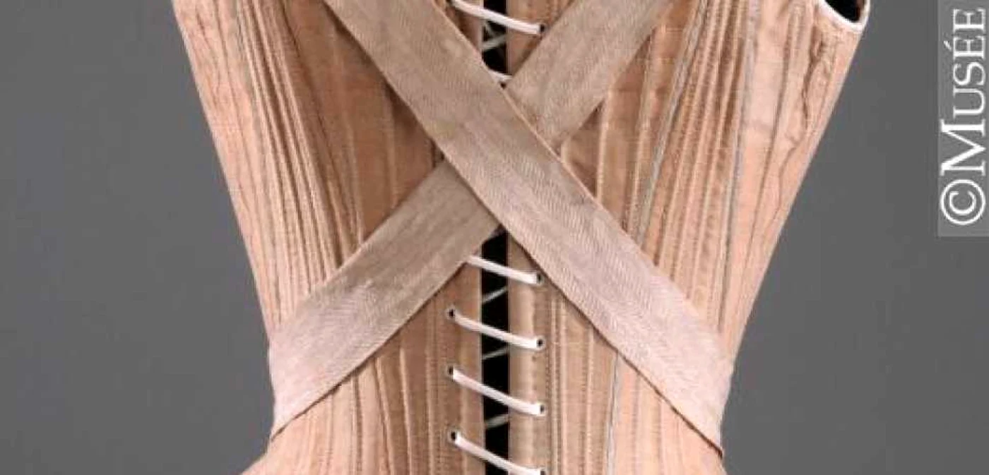 Corsetul oferea susţinere sânilor şi modela bustul, astfel încât talia părea foarte subţire/Imagini Bustle.com