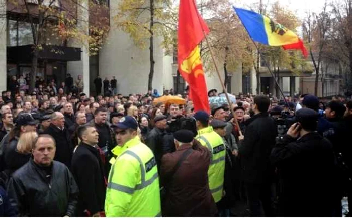 Comuniştii au protestat astăzi în faţa reşedinţei preşedintelui Nicolae Timofti şi la Palatul Republicii Sursa: Unimedia.md