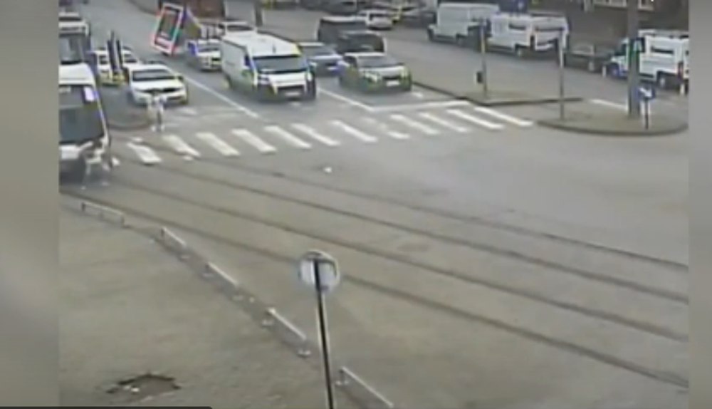 Momentul în care o fată de 12 ani a fost lovită de un tramvai, în Timișoara VIDEO