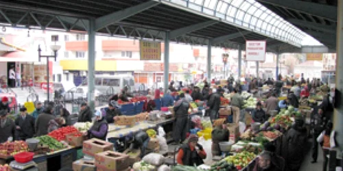 Bacău: Amatorii de murături vânează ofertele de legume din pieţe