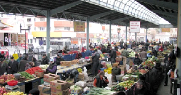 Bacău: Amatorii de murături vânează ofertele de legume din pieţe