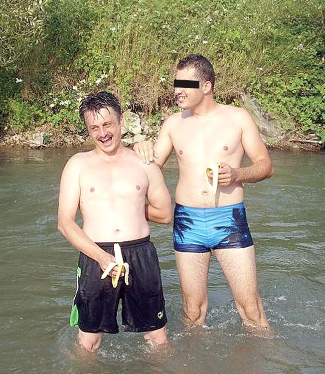 Iată fotografiile indecente  pe care învăţătorul a uitat  să le şteargă din contul  său de Facebook