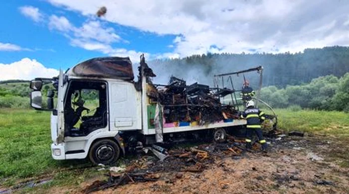 Camion plin cu stupi, distrus de incendiu FOTO: ISU