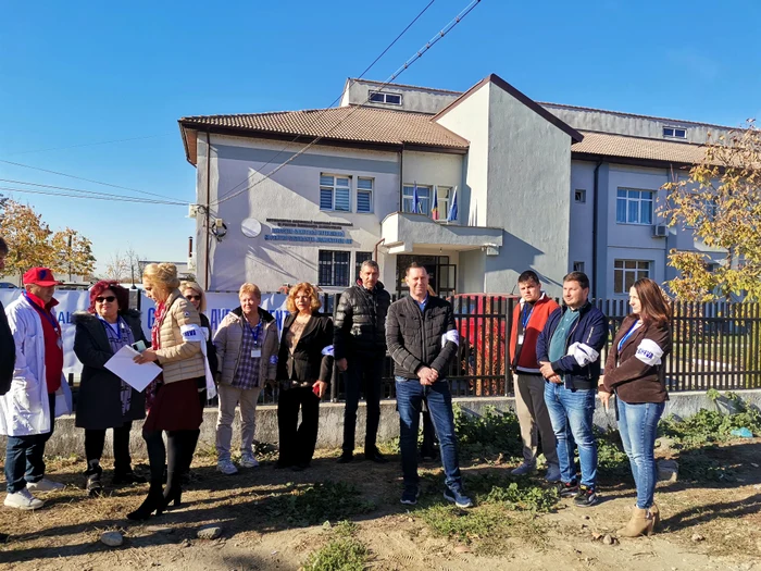 Angajații din DSVSA Olt au protestat vineri, 8 noiembrie 2024, în fața instituțiiei FOTO: A. Mitran