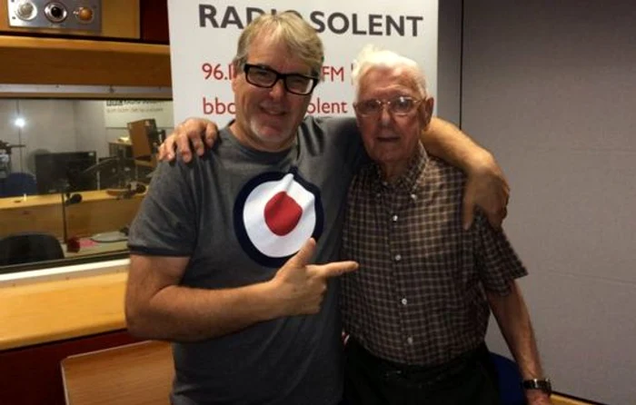 
    Bill Palmer a sunat să spună că se simte singur, iar gazda Alex Dyke l-a adus la emisiuneFoto: Twitter  