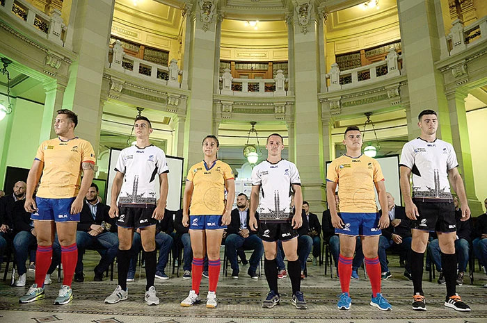 
    Joi seară a fost prezentat şi echipamentul de joc pentru CMFoto: Mediafax  