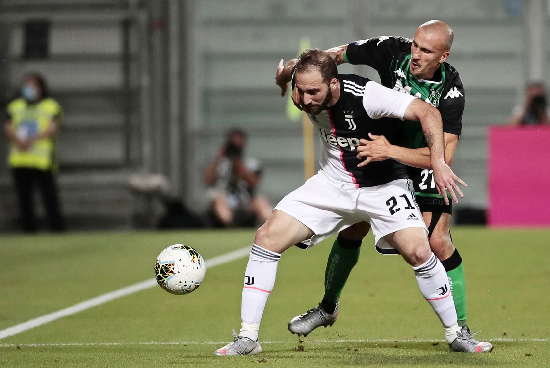 
    Vlad Chiriches este în duel cu Gonzalo HiguainFoto: EPA-EFE  