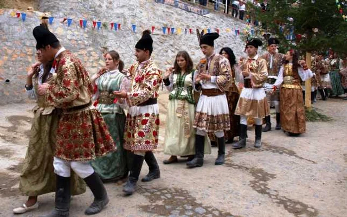 Junii vă invită la dans. FOTOArhivă personală.