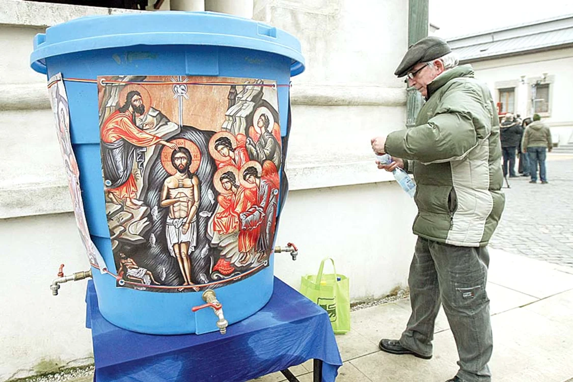 Butoaiele, dar şi crucea împodobită cu flori, au fost scoase în curtea Patriarhiei din Ajunul Bobotezei