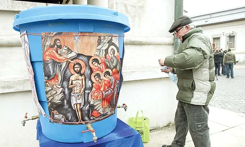 Butoaiele, dar şi crucea împodobită  cu flori, au fost scoase în curtea  Patriarhiei din Ajunul Bobotezei jpeg