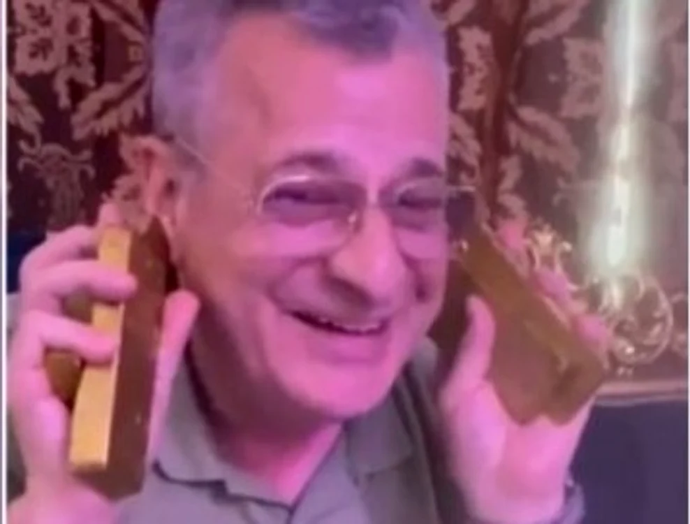 Varga și-a făcut „telefoane” din lingourile de aur FOTO Captură video