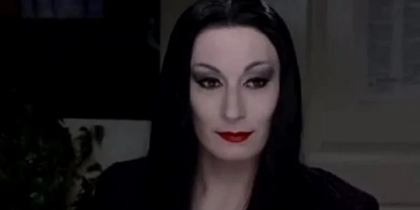 anjelica huston pe vremea cand era morticia addams