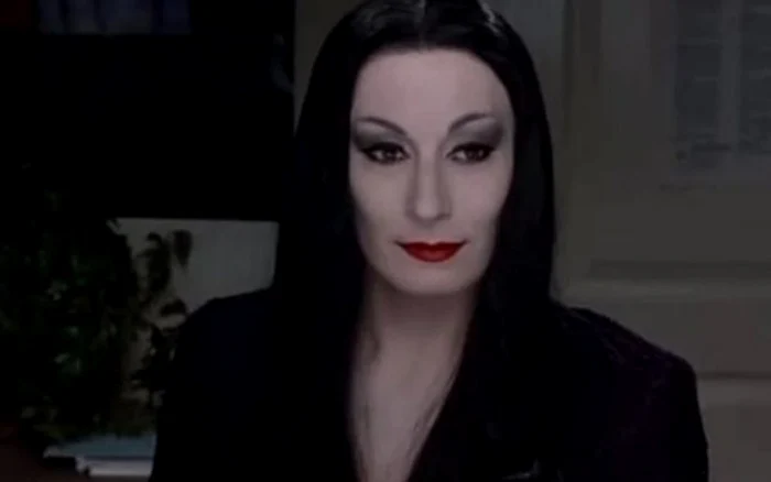 Anjelica Huston, pe vremea când era Morticia Addams