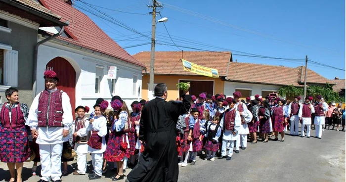 Costumele populare de la Drăguş sunt unice în România. FOTOfacebook.