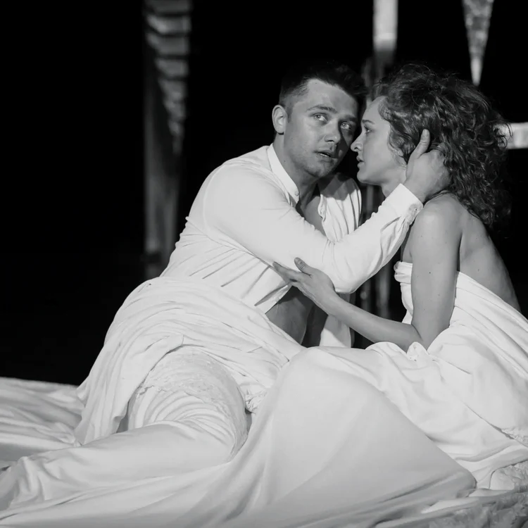 Marian Olteanu, pe scena Teatrului Mic, unde joacă în „Romeo și Julieta” cu Alina Rotaru. Instagram