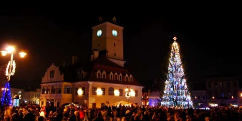 Anul trecut, bradul din Piaţa Sfatului a avut peste 25 de metri înălţime. Foto: arhivă