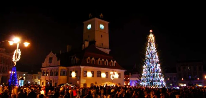 Anul trecut, bradul din Piaţa Sfatului a avut peste 25 de metri înălţime. Foto: arhivă