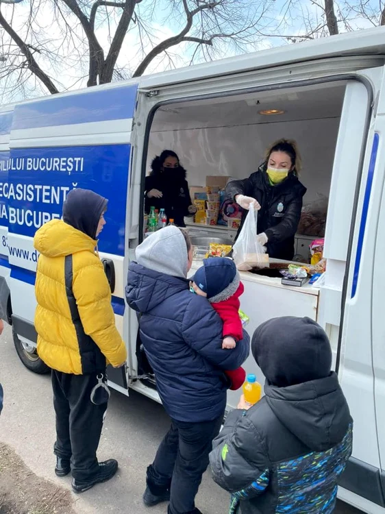 18 tone de donaţii au fost strânse la Centrul Bebe de Bucureşti şi Centrul de Economie Circulară.  Foto: Facebook Nicuşor Dan