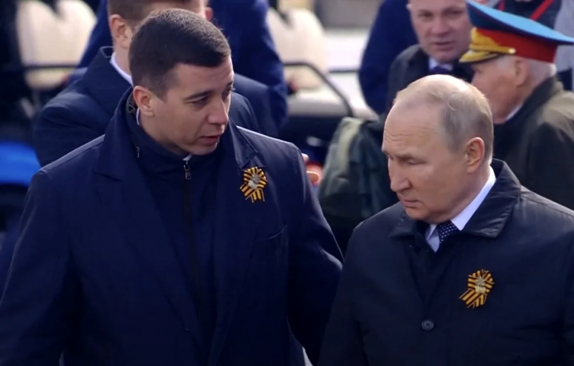 Dmitri Kovalev şi Vladimir Putin au purtat o discuţie lungă în ziua Paradei FOTO Twitter