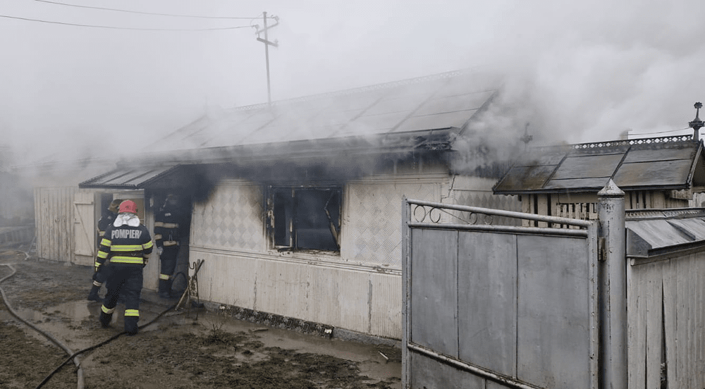 Bărbat mort într-un incendiu pornit de la o țigară aprinsă, într-un sat din Suceava