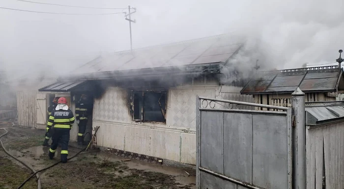 Casă distrusă de incendiu, în care un om a murit, în Prelipca SURSA ISU Suceava