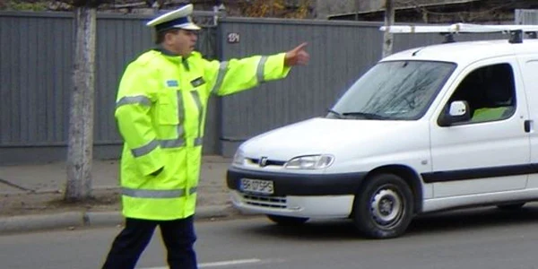 Poliţiştii au tras pe dreapta pe şoferii care nu au respectat legea