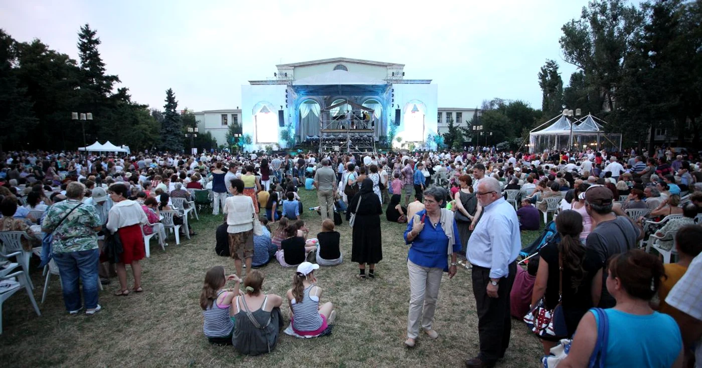 În fiecare an, la Promenada Operei vin mii de oameni   FOTO: Mihai Dăscălescu / Mediafax