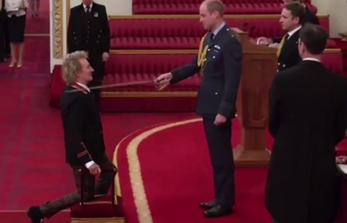 
    Rod Stewart a primit titlul de cavaler din partea Casei Regale BritaniceFoto: captură foto/Daily Mail  