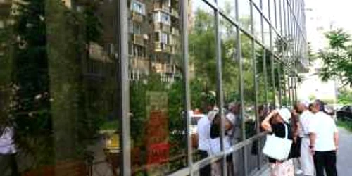 Poză generică: românii stau la coadă la sediul CNAS