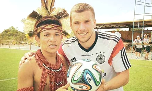Miroslav Klose n a  scăpat fără un dans  alături de femeile din trib jpeg
