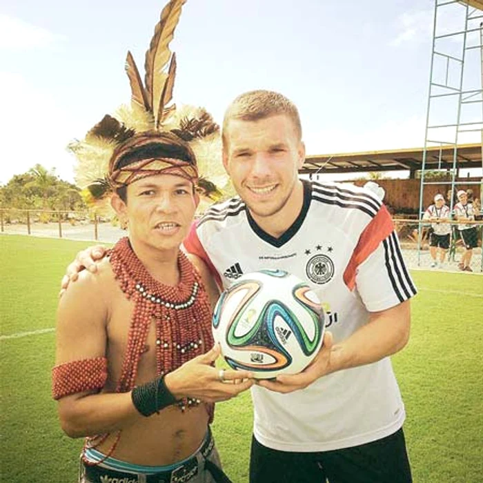 Miroslav Klose n-a scăpat fără un dans alături de femeile din trib