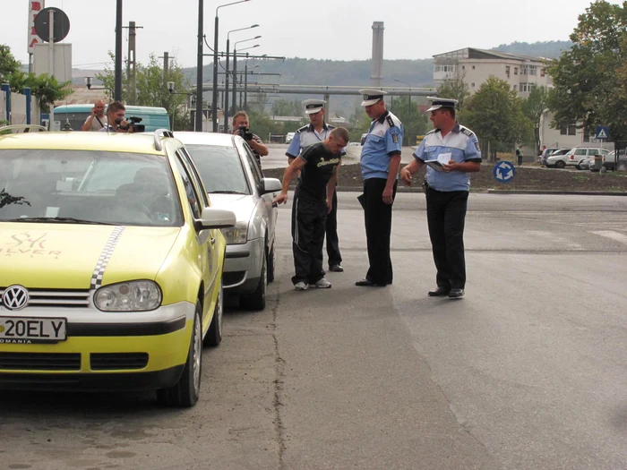 Acest tânăr avea numere false la maşină